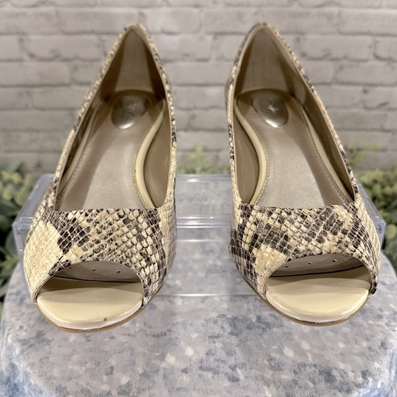 Alfani Step’nFlex Cammi Faux Snakeskin Ivory & Gray PeepToe Wedges WMS 9M✨VGUC✨ - Picture 2 of 12